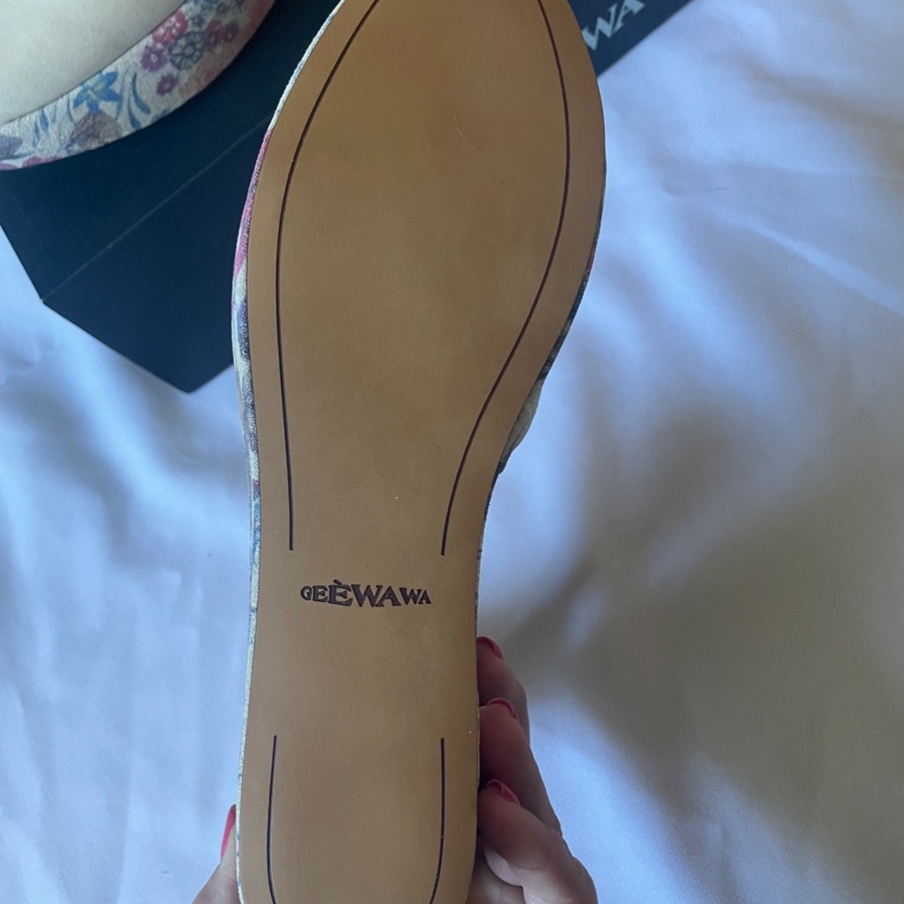GEEWAWA Anthropologie Daisy strap shoes size 8.5 NEW in box - Picture 5 of 6